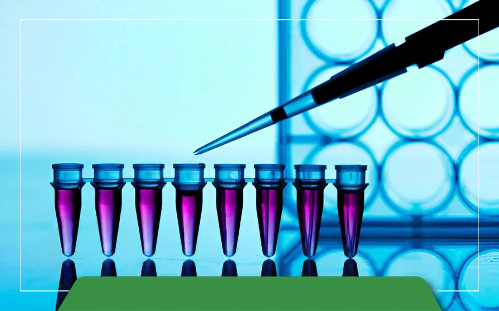 تیوب‌های نواری PCR در دستکش آبی، همراه عنوان آموزشی PCR